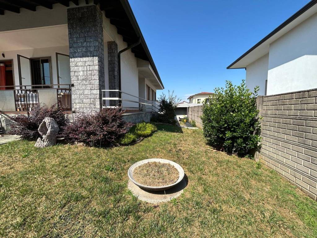 Villa a Solbiate olona in VIA GENOVA, 7 - Foto 2