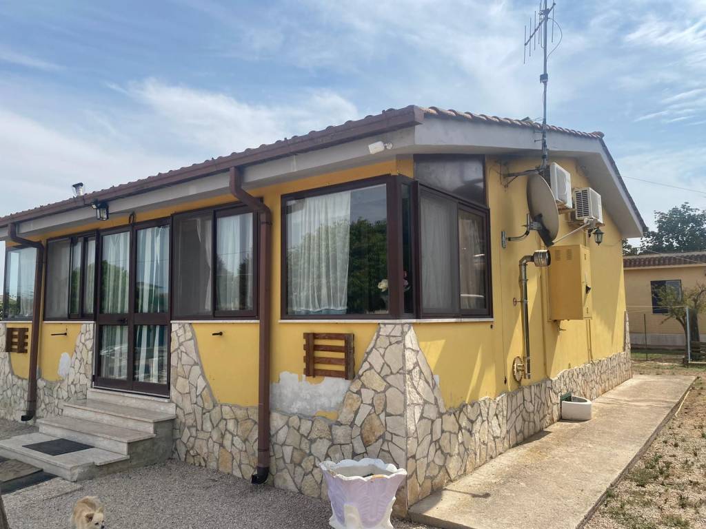 Villa a Aprilia in Via Ufente - Foto 2