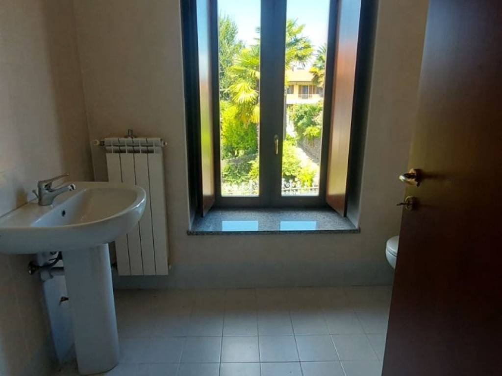 Appartamento a Vergiate in Via Giacomo Leopardi, 4 - Foto 2