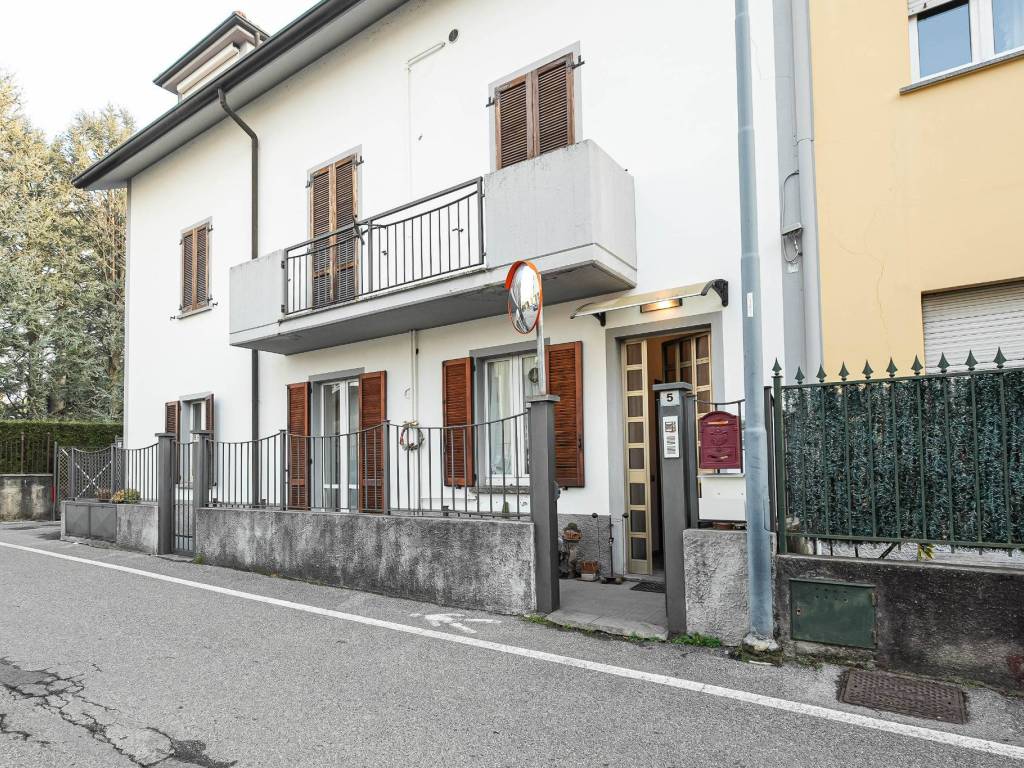 Casa indipendente a Oggiono in Via Papa Giovanni XXIII, 34 - Foto 2