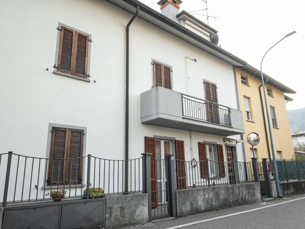 Casa indipendente a Oggiono in Via Papa Giovanni XXIII, 34 - Foto 3
