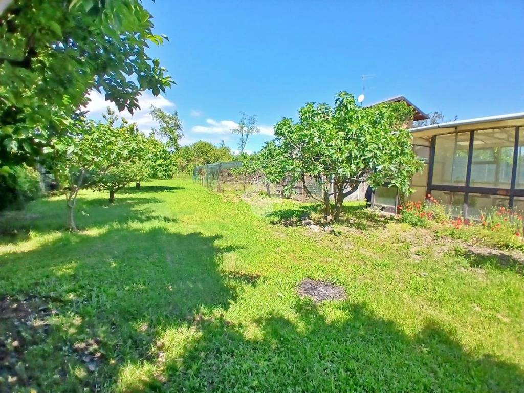 Villa a Angera in via Puccini, 42 - Foto 2