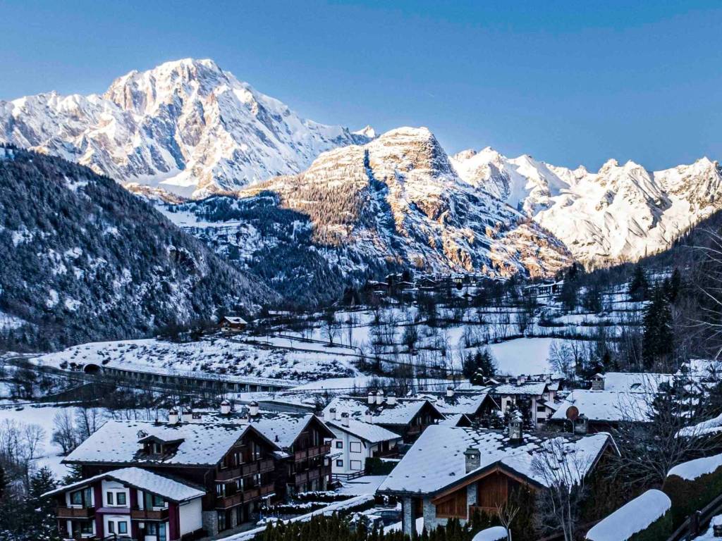 Appartamento a Courmayeur in Viale Monte Bianco, 28 - Foto 2