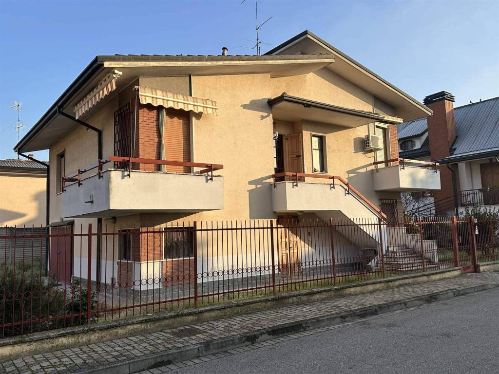 Villa a Sant'angelo lodigiano in VIA E. MATTEI - Foto 2