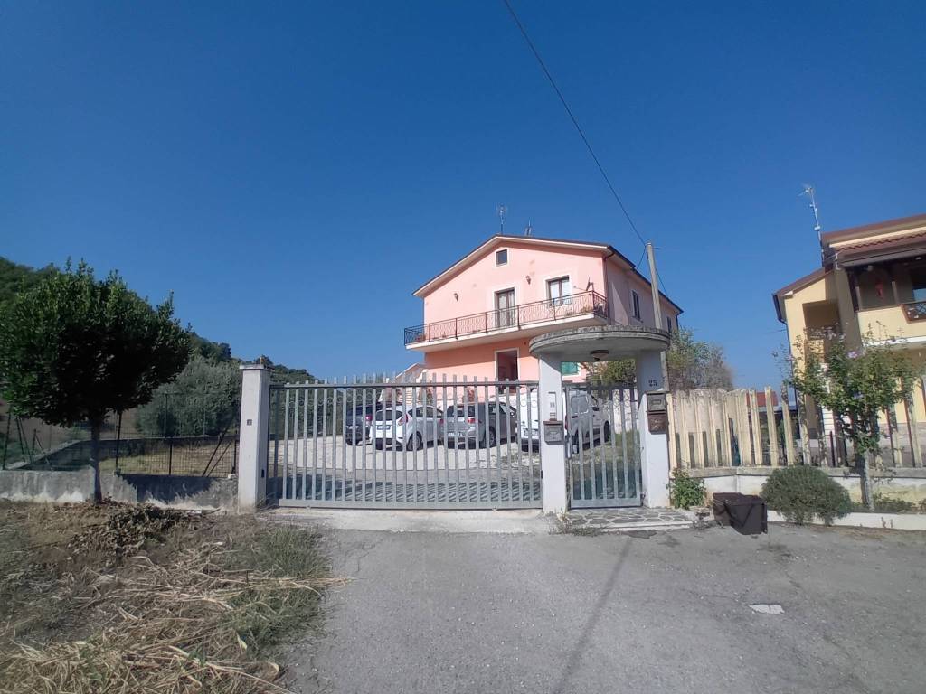 Appartamento a Manoppello in Contrada Baccigno - Foto 3
