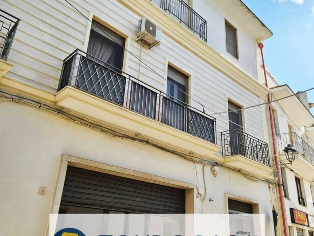 Palazzo / stabile a Campi salentina in Via Taranto, 8 - Foto 2