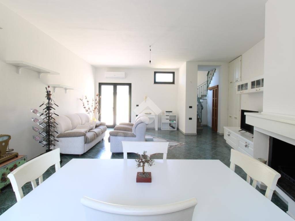 Appartamento a Uta in CASA INDIPENDENTE via santa giusta, 29 - Foto 2