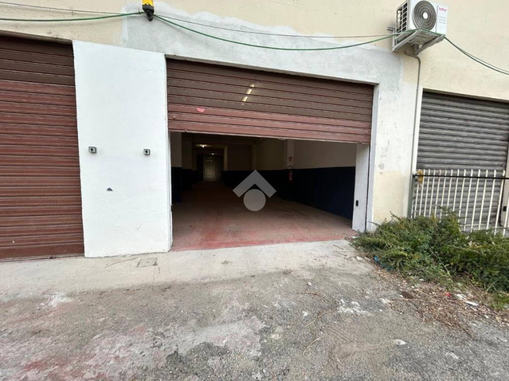 Box / garage a Cosenza in Viale Giovanni e Francesca Falcone, 148 - Foto 3
