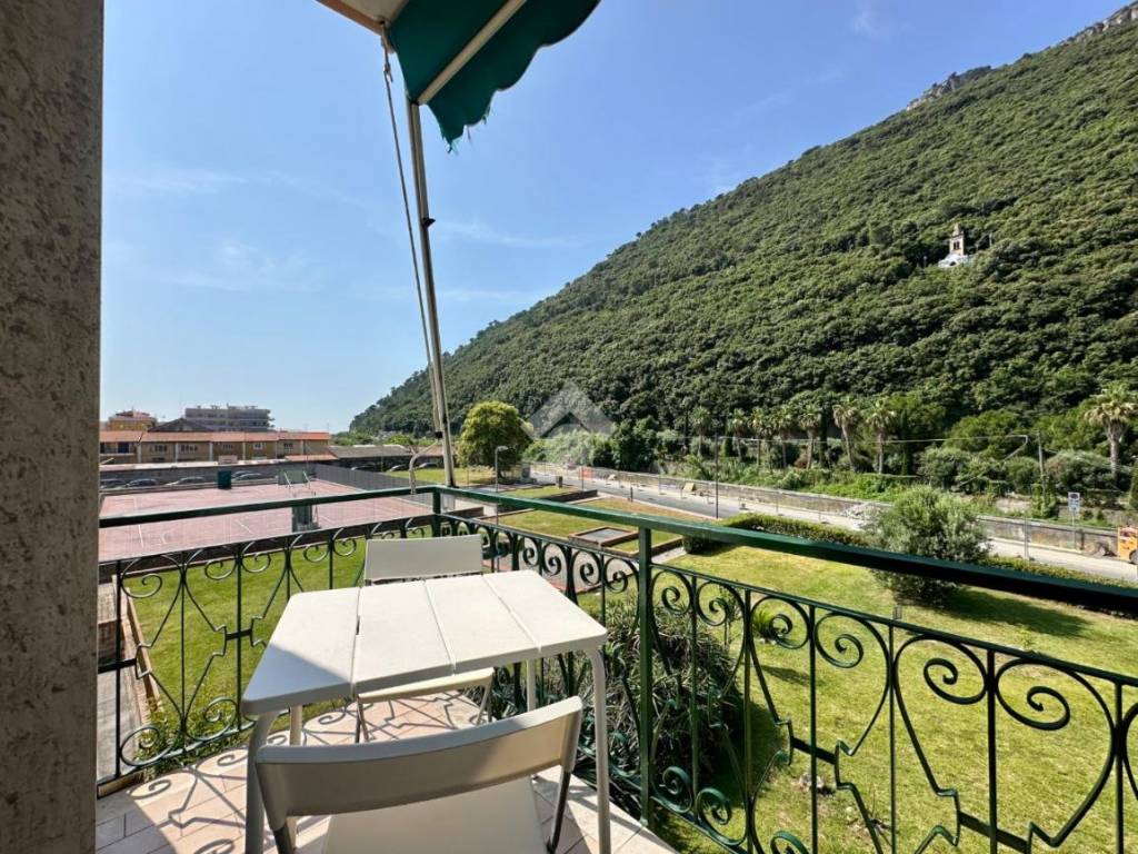 Appartamento a Finale ligure in Via Gilberto Govi, 3 - Foto 2