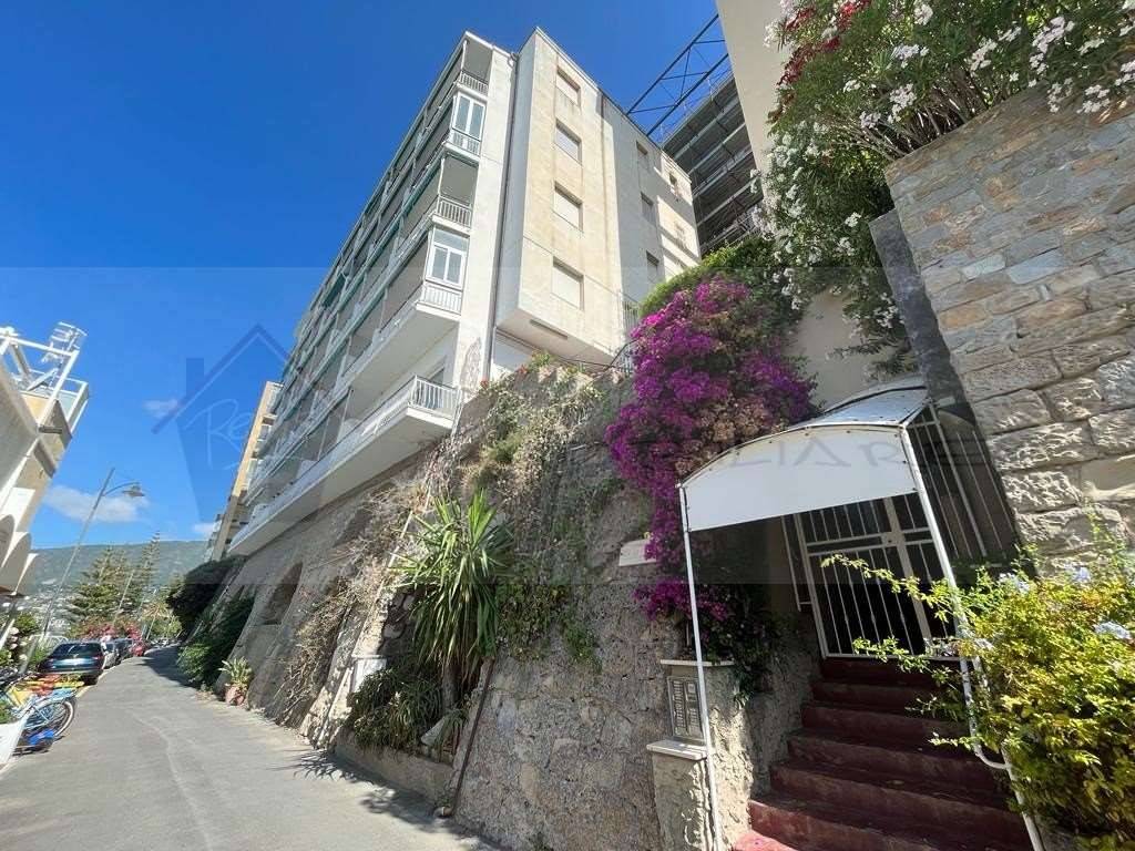 Appartamento a Ospedaletti in Lungomare Cristoforo Colombo, 111 - Foto 2