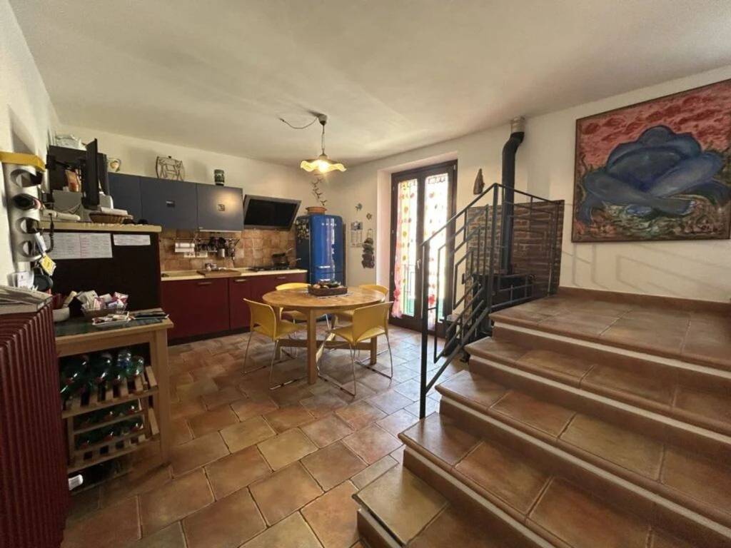 Casa indipendente a Castiglione del lago in Via Francesco Petrarca - Foto 3