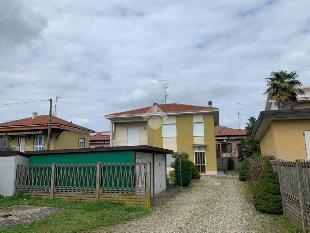 Casa indipendente a Lonate pozzolo in Via Santa Caterina, 24 - Foto 2