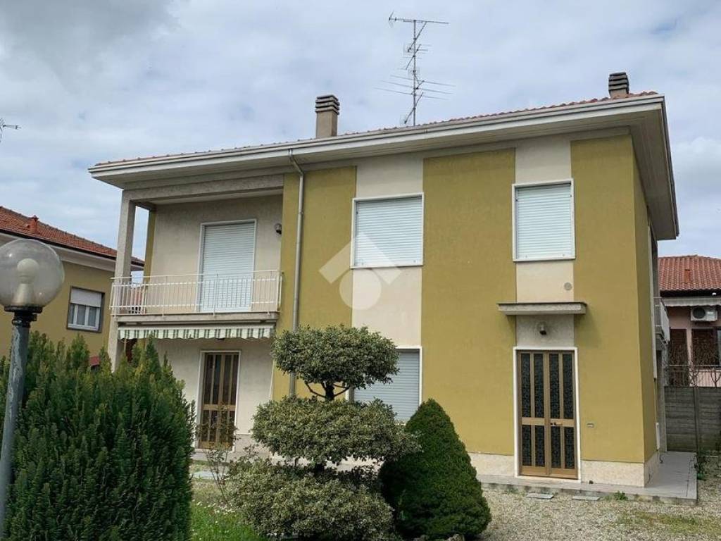 Casa indipendente a Lonate pozzolo in Via Santa Caterina, 24 - Foto 3