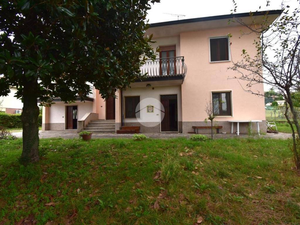 Villa a Castiglione delle stiviere in Via U. Bignotti, 43 - Foto 3