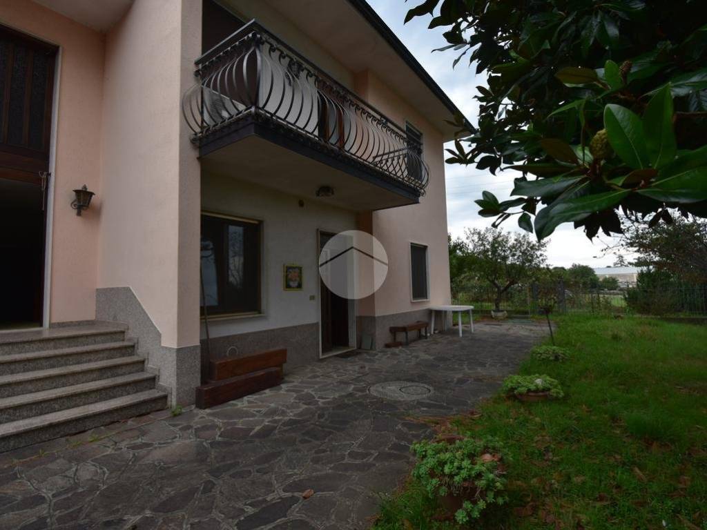 Villa a Castiglione delle stiviere in Via U. Bignotti, 43 - Foto 4