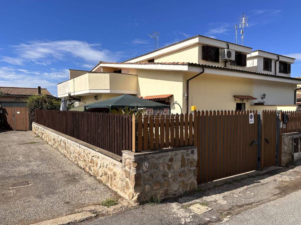 Villa a Ladispoli in Via Dublino, 14 - Foto 1