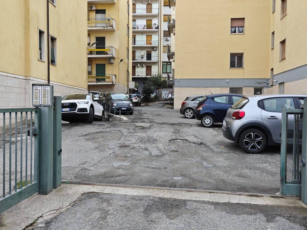 Box / garage a Cosenza in Via 24 Maggio - Foto 2
