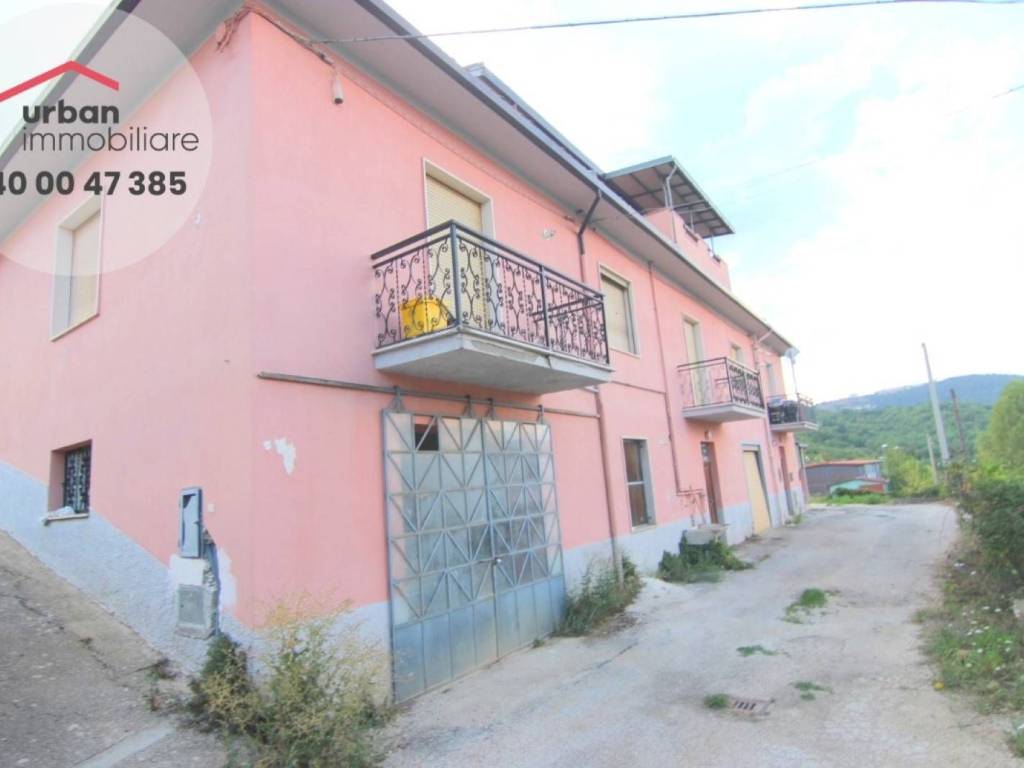 Casa indipendente a L'aquila in Via Nuova per Pianola, 8 - Foto 2