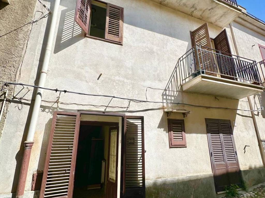 Casa indipendente a Palazzo adriano in Via Giuseppe la Masa, 13 - Foto 2