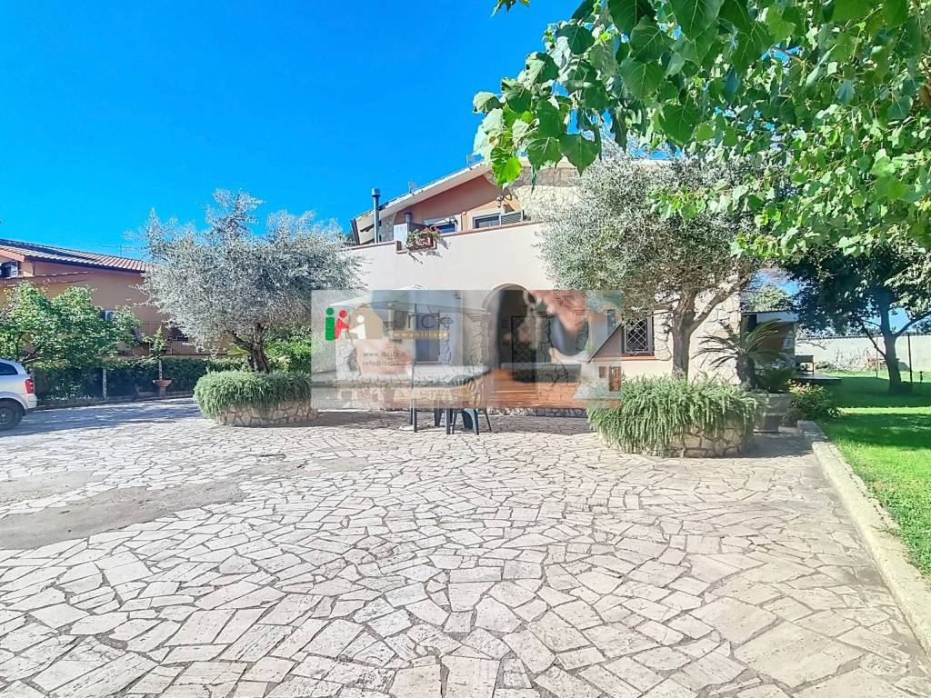 Villa a Aprilia in Strada Provinciale Velletri Nettuno - Foto 2