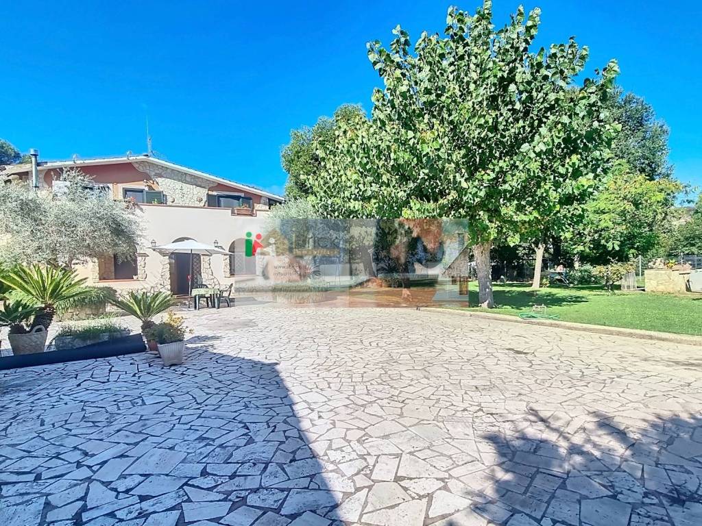 Villa a Aprilia in Strada Provinciale Velletri Nettuno - Foto 3