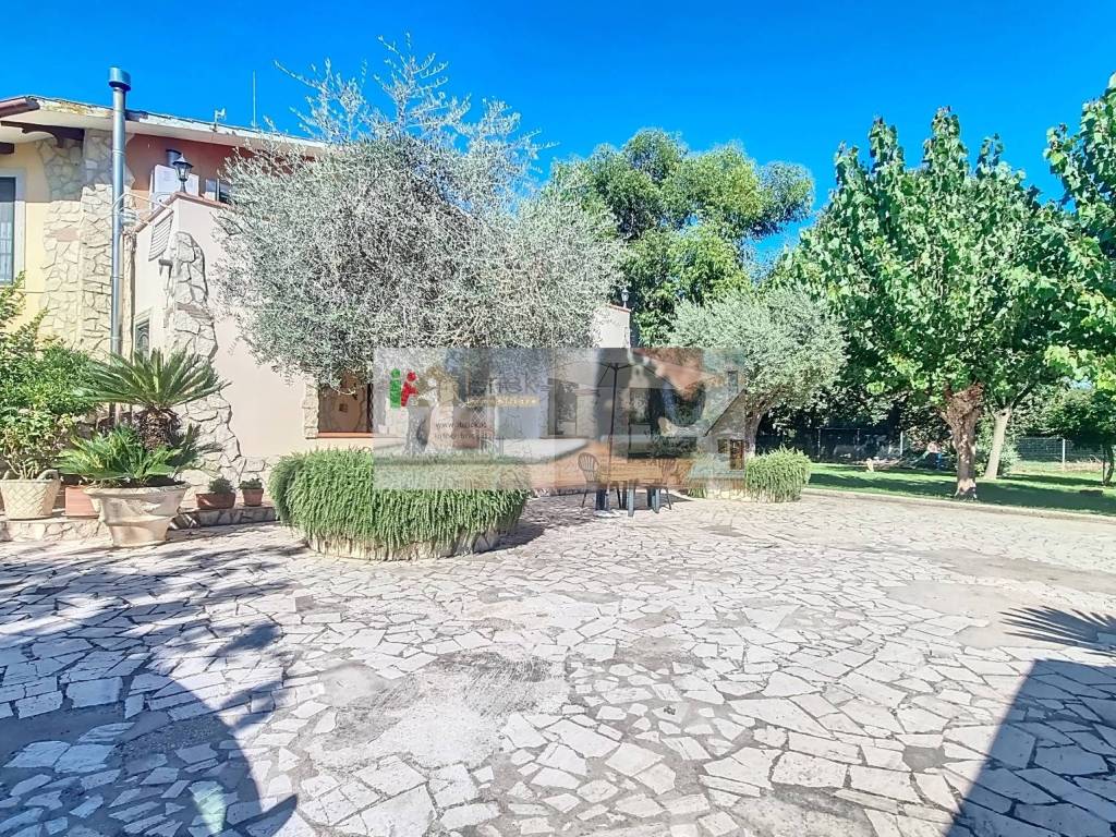Villa a Aprilia in Strada Provinciale Velletri Nettuno - Foto 4
