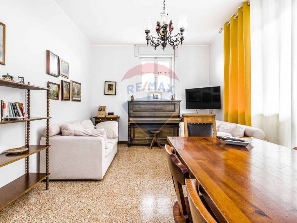 Appartamento a Cardano al campo in Via Generale Antonio Cantore, 17 - Foto 2