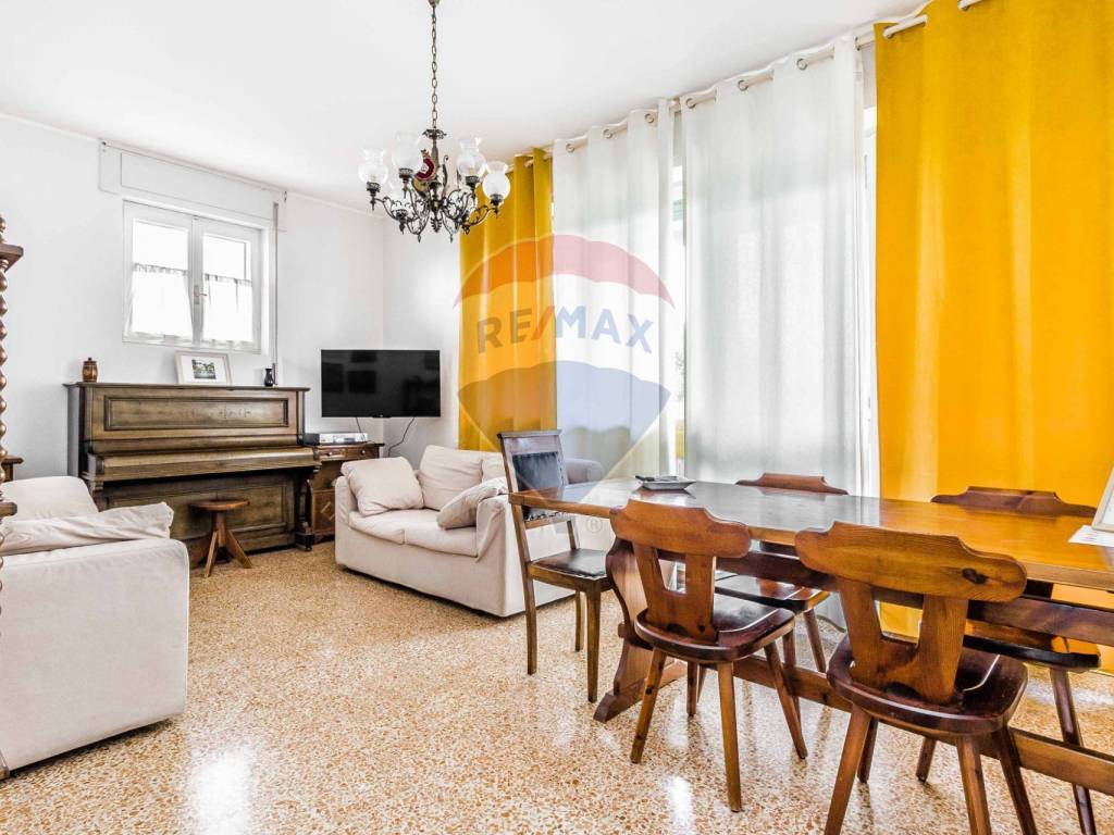 Appartamento a Cardano al campo in Via Generale Antonio Cantore, 17 - Foto 3
