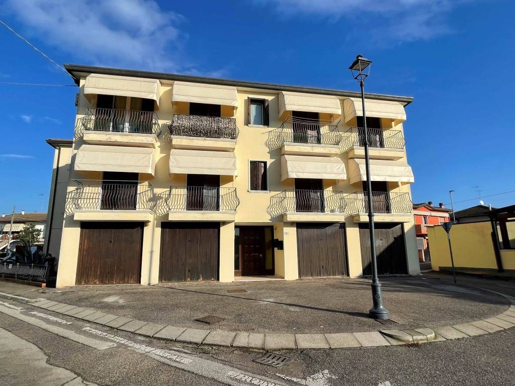 Appartamento a Porto viro in Via Ugo Foscolo - Foto 2