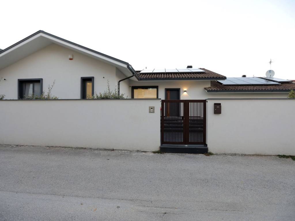 Villa a Luco dei marsi in Via Marzabotto, 21 - Foto 4