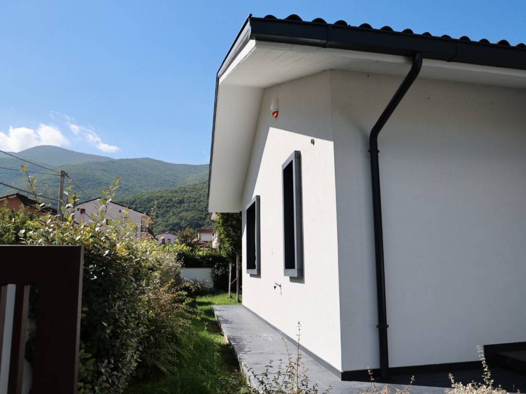 Villa a Luco dei marsi in Via Marzabotto, 21 - Foto 5