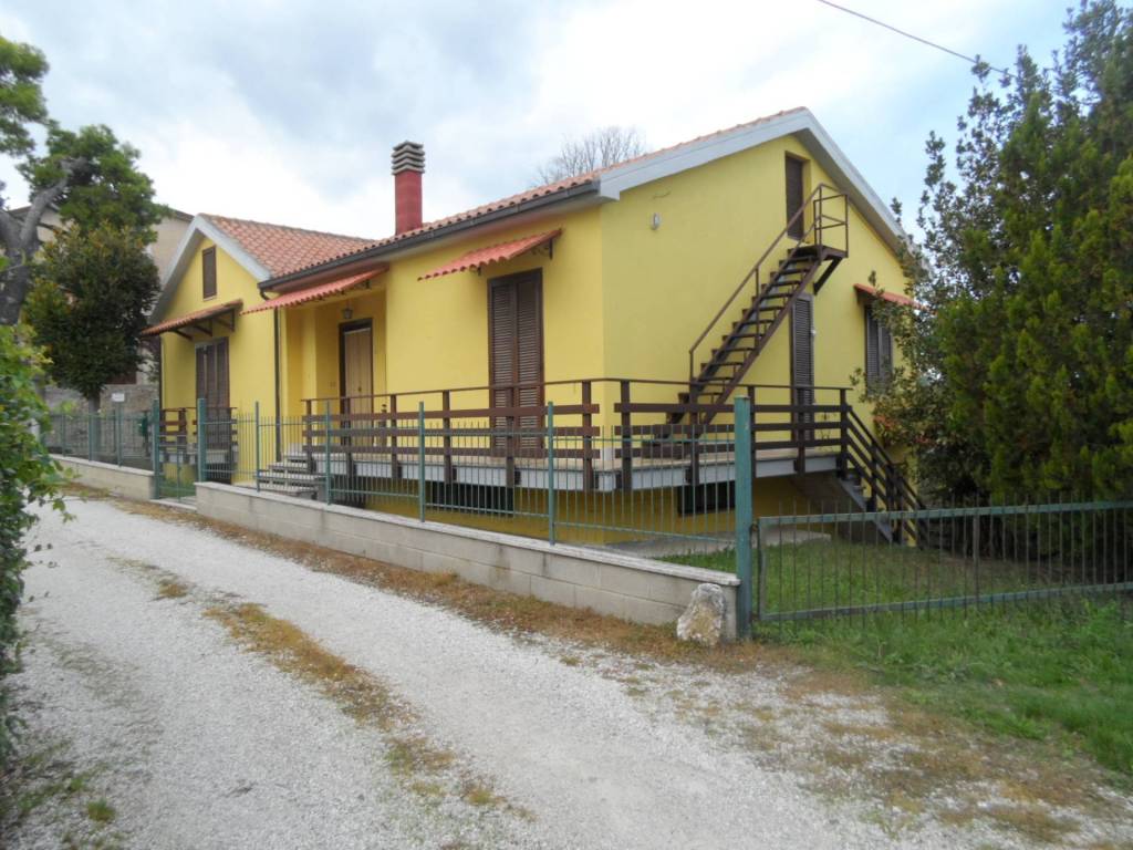 Casa indipendente a Castorano in Strada Provinciale - Foto 2