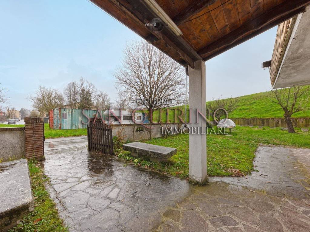 Villa a Novi di modena in Via M. Secten, 24 - Foto 2