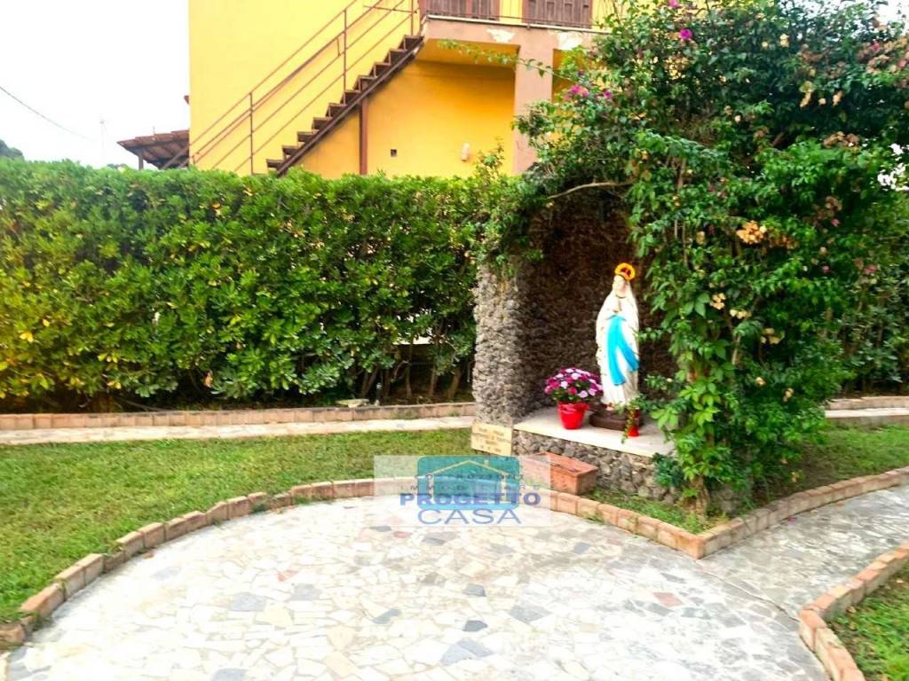 Villa a Castel volturno in SALVATORE POSTIGLIONE snc - Foto 3