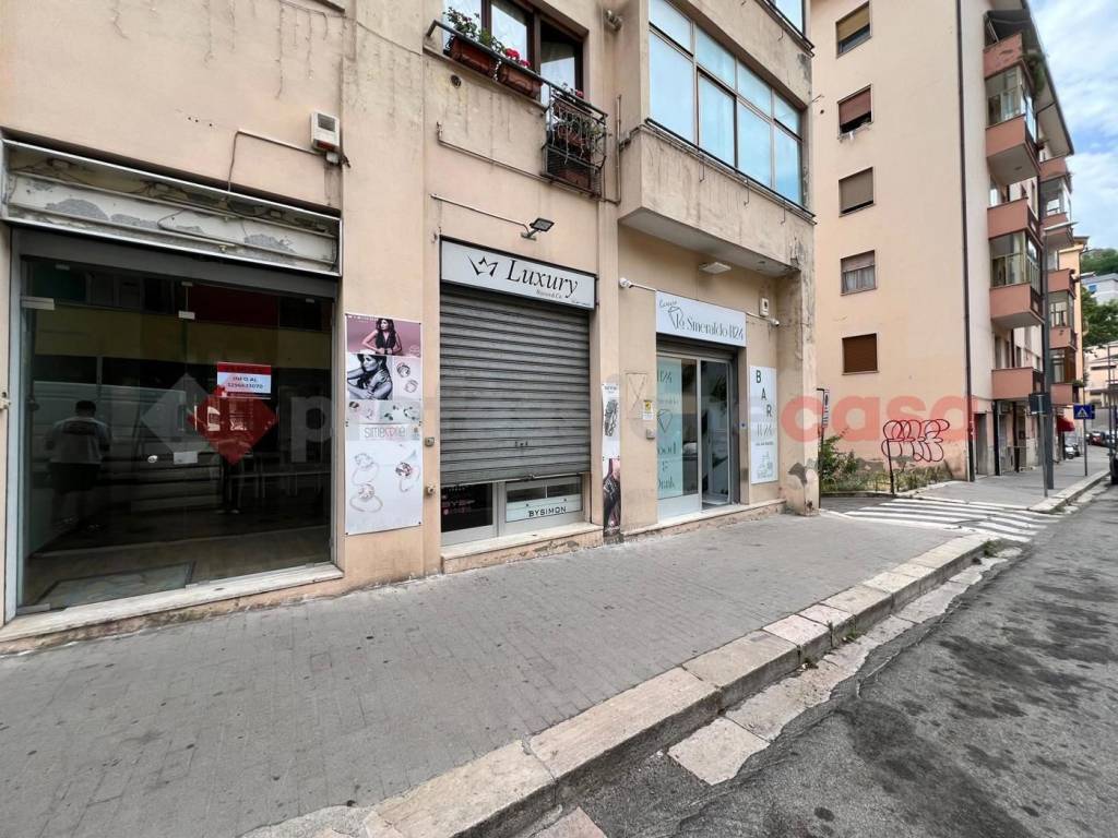 Immobile a Potenza in LOCALE COMMERCIALE IN VIALE DANTE ALIGHIERI, 31 - Foto 5