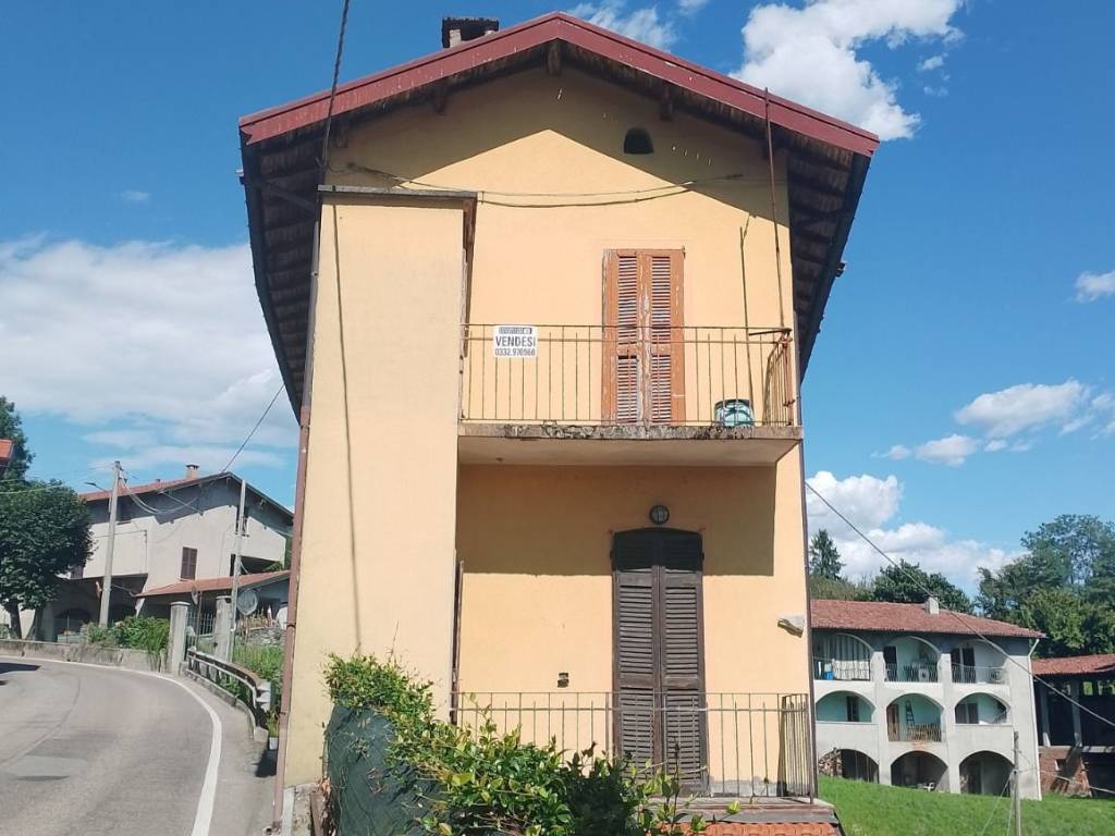 Appartamento a Besozzo in Via Antonio N. Gorini, 24 - Foto 2