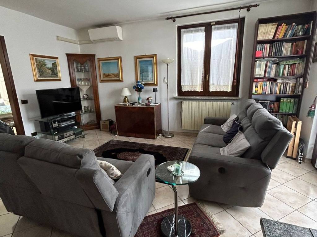 Appartamento a Gerenzano in Via Quarto dei Mille - Foto 2