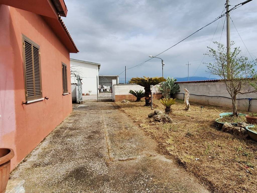 Villa a Aprilia in Via del Campo - Foto 2