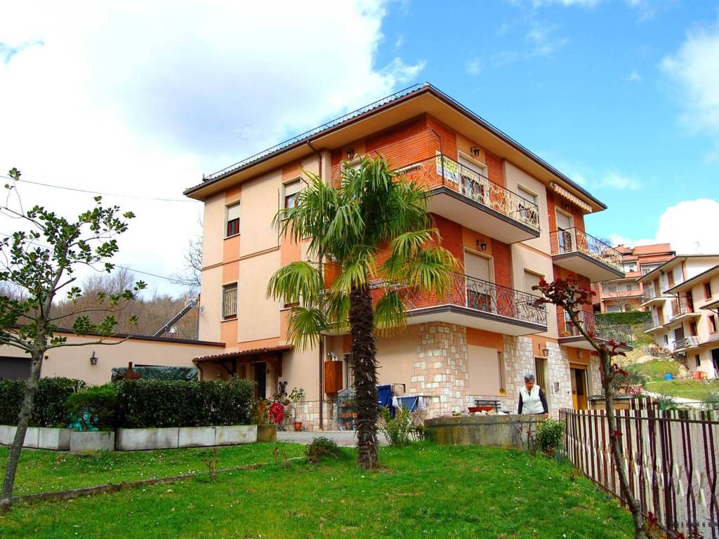 Appartamento a Sarnano in Via Benedetto Costa - Foto 2