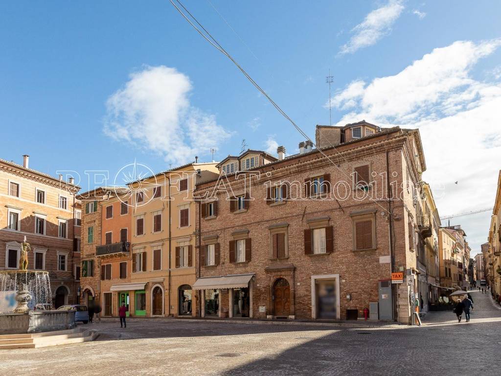 Casa indipendente a Osimo in Piazza Boccolino da Guzzone, 17 - Foto 2