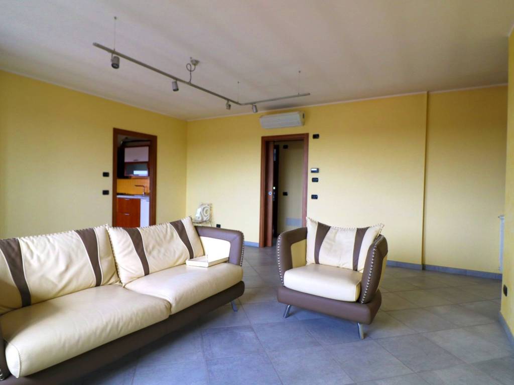 Appartamento a Cairate in Via Cesare Battisti - Foto 5