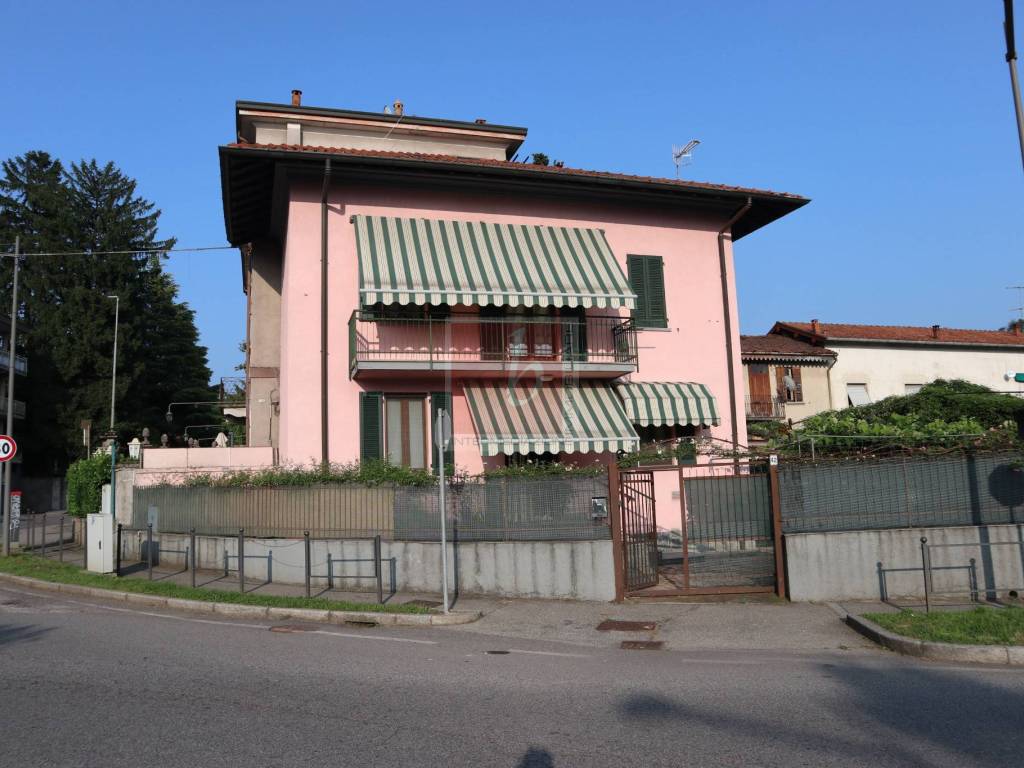 Casa indipendente a Cittiglio in Via Provinciale, 42 - Foto 2