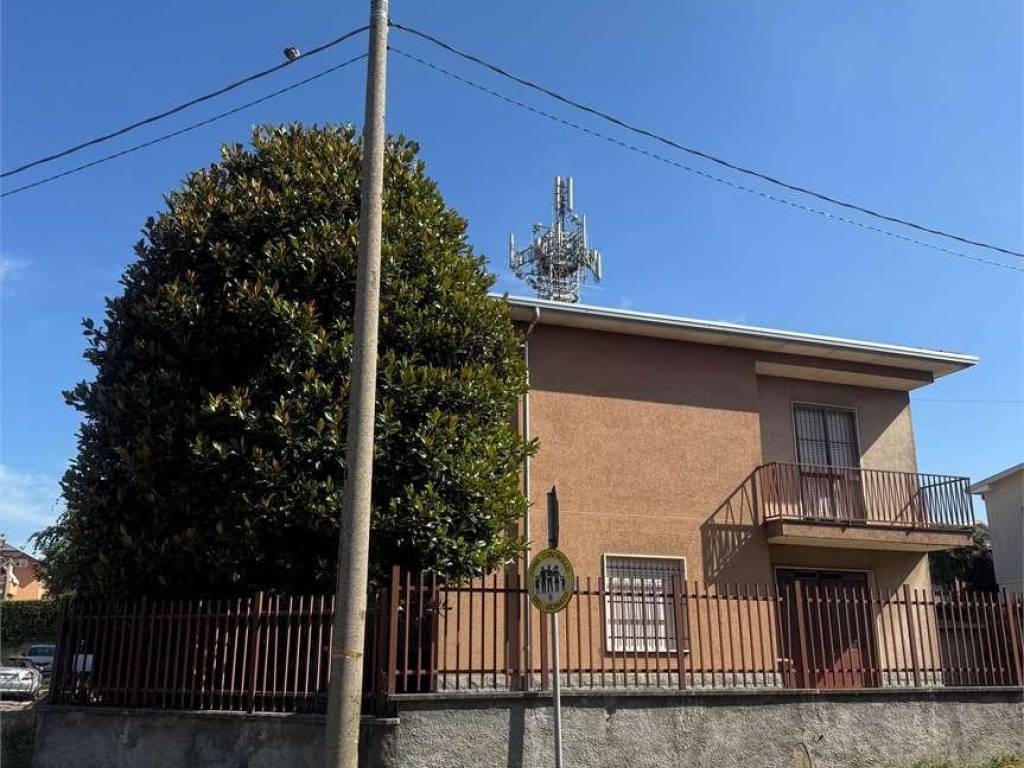 Villa a Gorla minore in Via Rovereto , 70 - Foto 2