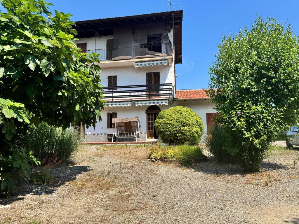 Casa indipendente a Fontaneto d'agogna in Località San Pietro, 12 - Foto 2