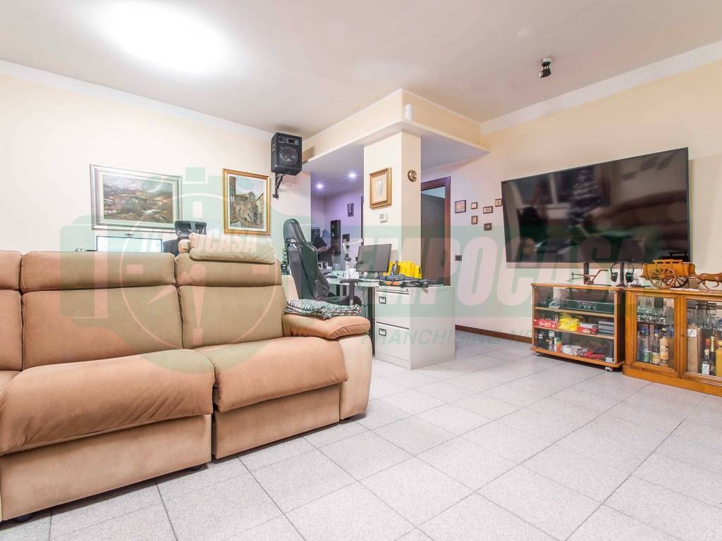 Appartamento a Uboldo in Via Aurelio dell'Acqua, 22 - Foto 5