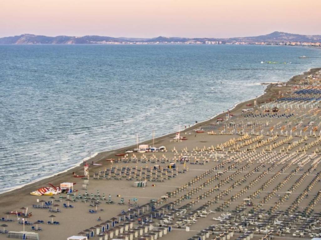 Palazzo / stabile a Riccione in Viale Tasso S.N.C. - Foto 2