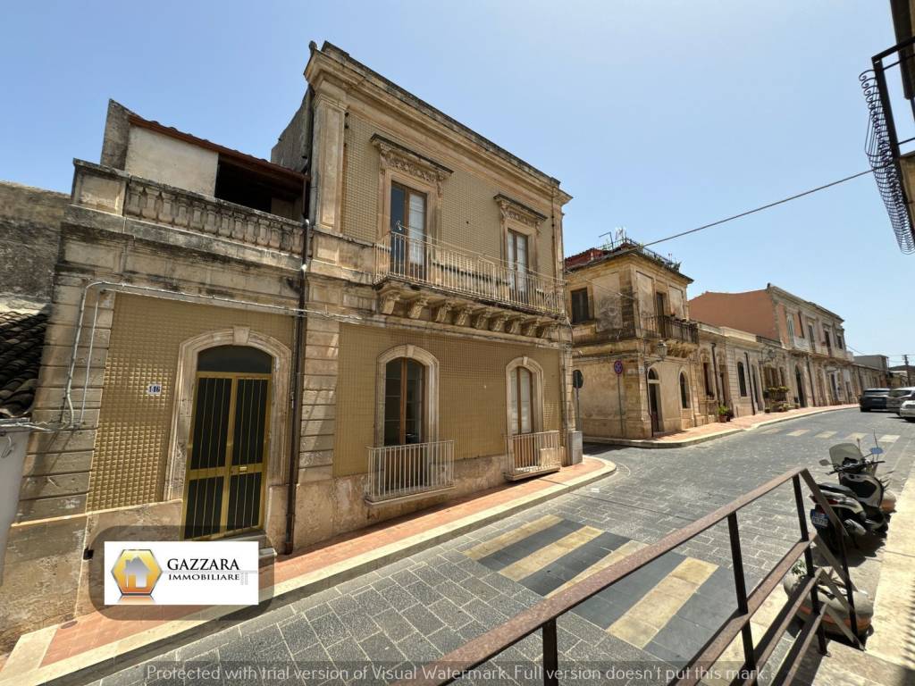 Palazzo / stabile a Canicattini bagni in Principessa Jolanda, 146 - Foto 2