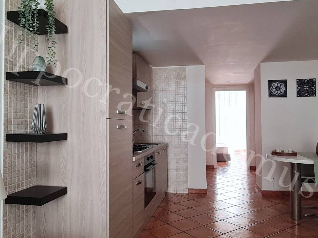 Appartamento a Salerno in Via Porta Rateprandi - Foto 4