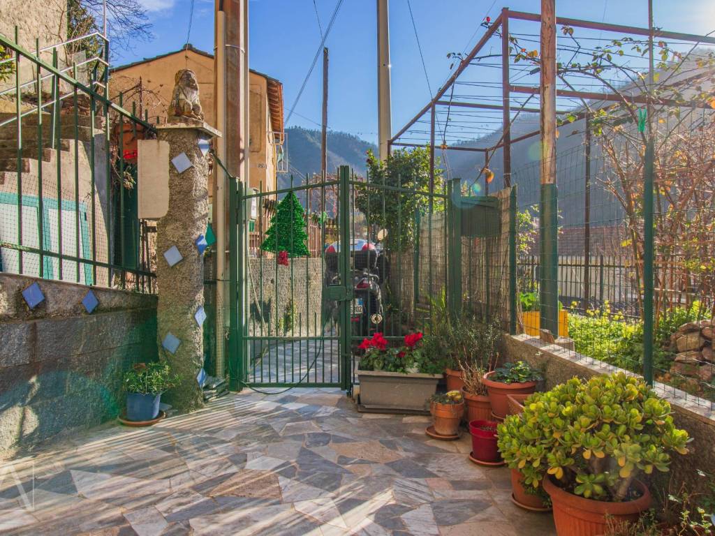 Casa indipendente a Savona in Via Cimavalle, 88 - Foto 3
