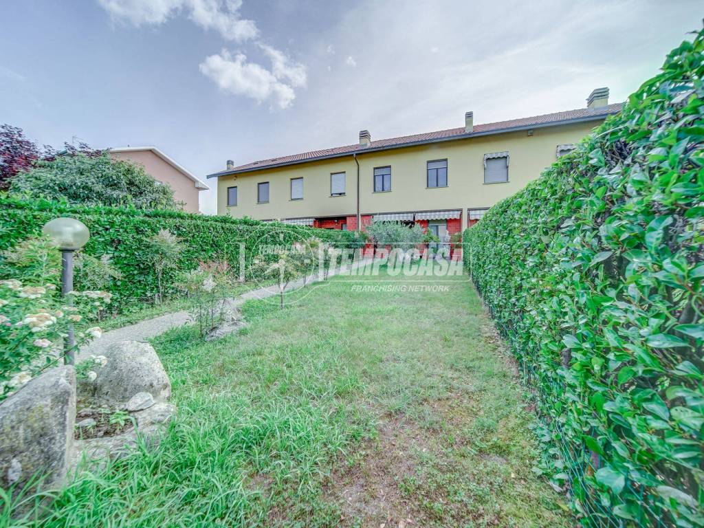 Villetta a schiera a Castelletto sopra ticino in Via Eugenio Montale - Foto 3
